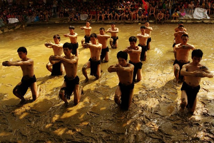 Bac Giang province's traditional all-male mud wrestling competition  - ảnh 4